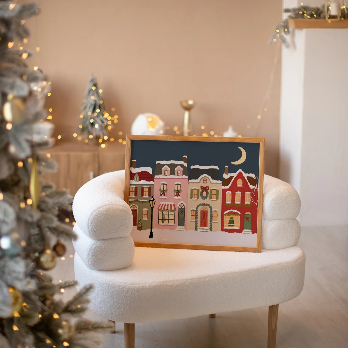 Snowy Christmas Village at Night – Póster de Navidad