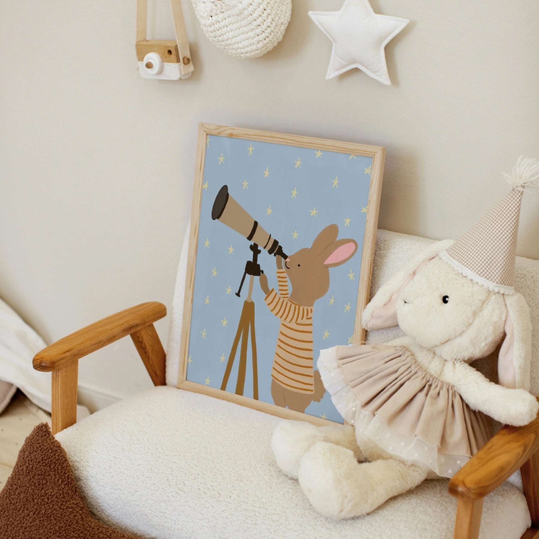 Stampa di coniglietto che osserva le stelle