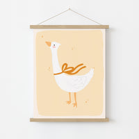 Arte de Pared Ganso con Lazo Naranja - Lámina Animal Caprichosa para Cuarto Infantil