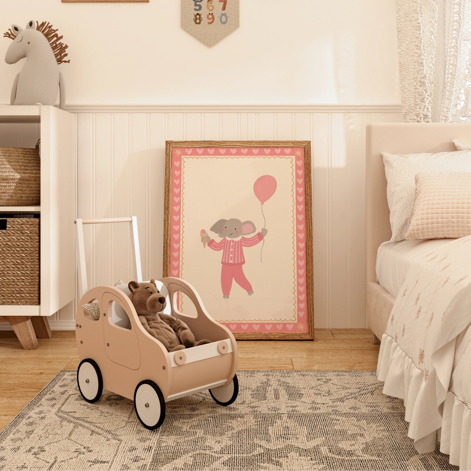 Décoration de chambre d'enfant rose pâle