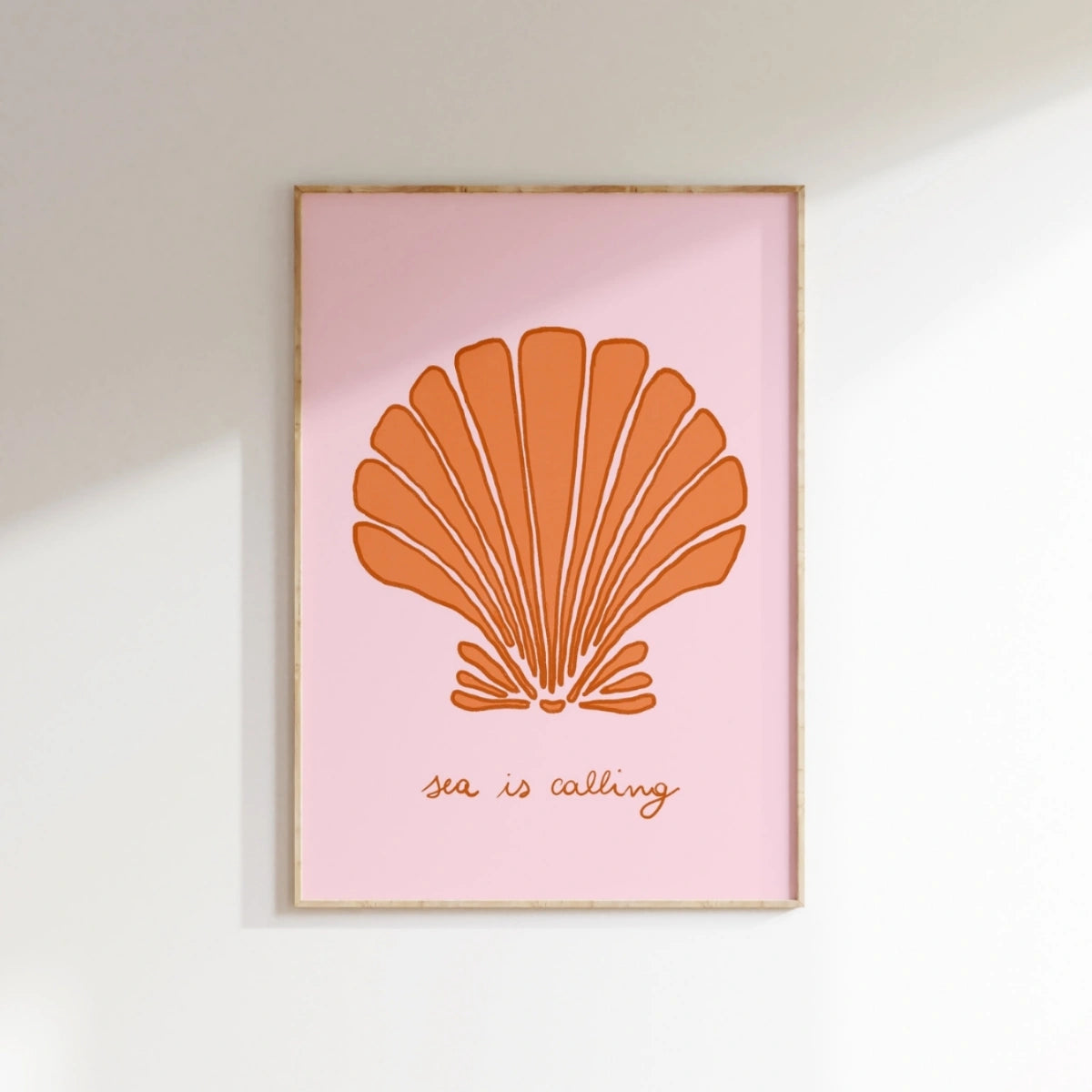 Póster El Mar Llama – Arte de Pared con Conchas en Rosa y Naranja, Decoración Costera de Pared