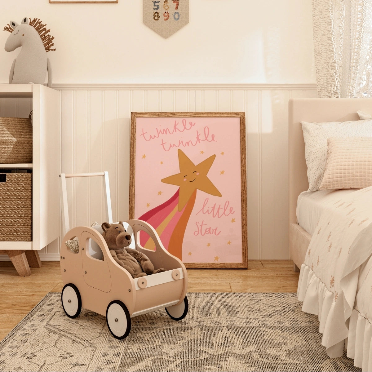 Décoration rose pour chambre d'enfant au coucher