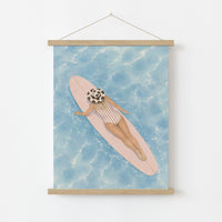Affiche de surfeuse côtière