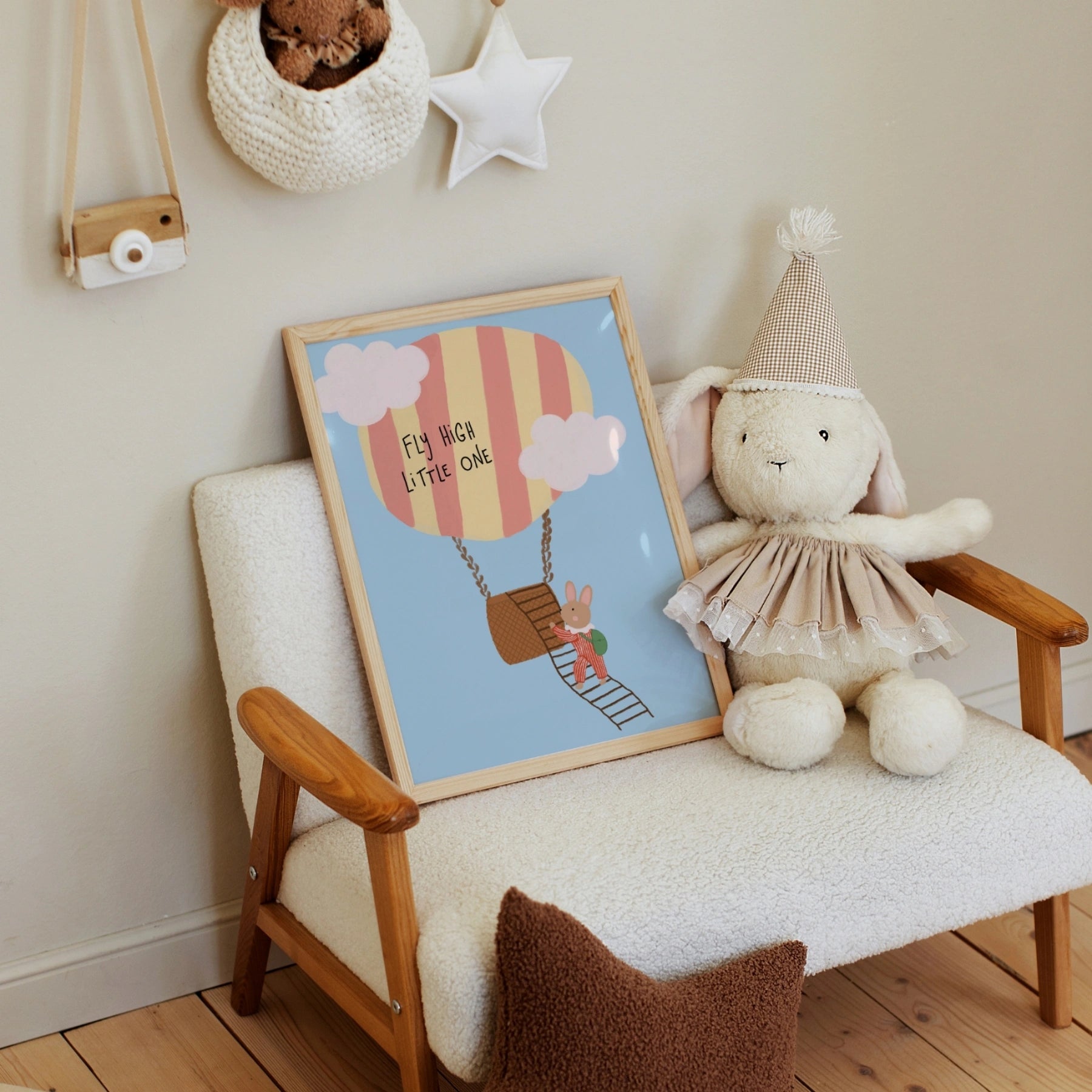 Poster con frase “Fly High Little One”