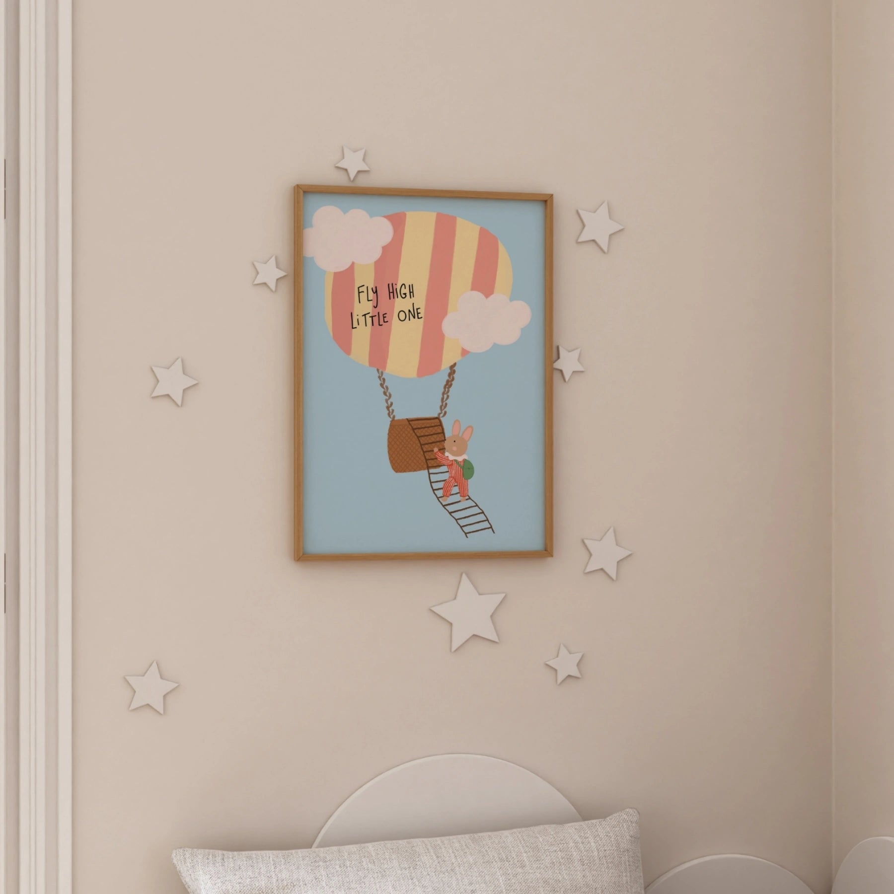 Poster con frase “Fly High Little One”