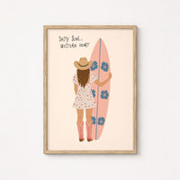 Stampa costiera con cowgirl surfista