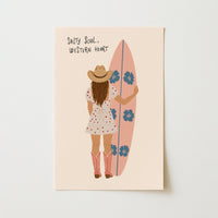 Stampa costiera con cowgirl surfista