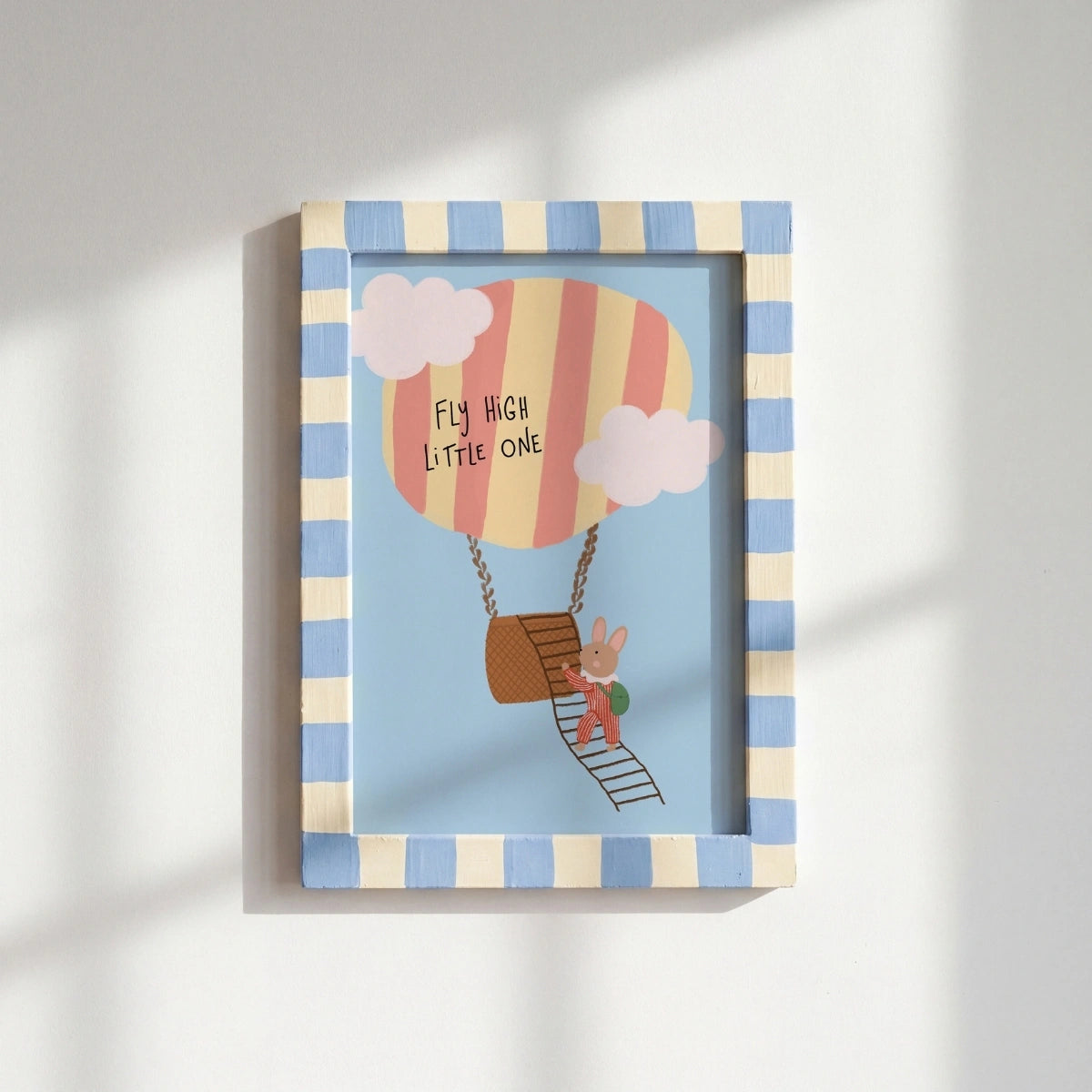 Poster avec la phrase « Fly High Little One »