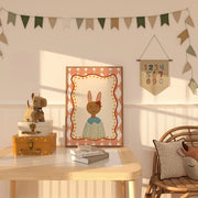 Vintage Bunny in a Blue Dress – Art mural pour chambre de bébé et enfants
