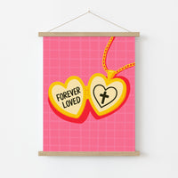 Arte de Pared Cristiano Forever Loved – Impresión de Collar con Cruz de Corazón Rosa, Decoración Cristiana de Pared