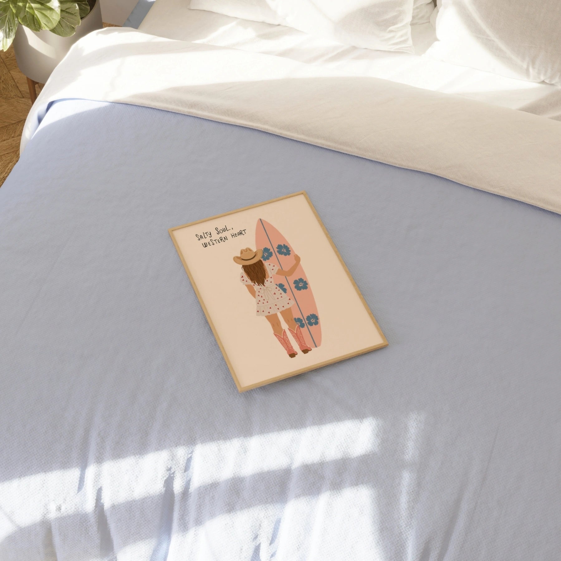 Stampa costiera con cowgirl surfista